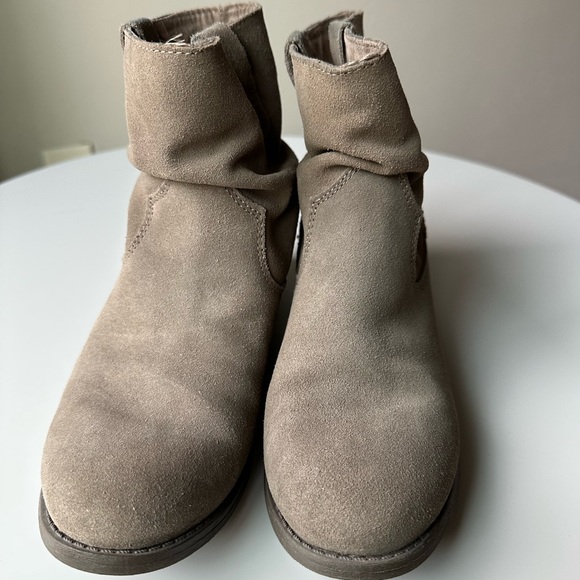Gray suede ankle booties - Picture 2 of 5